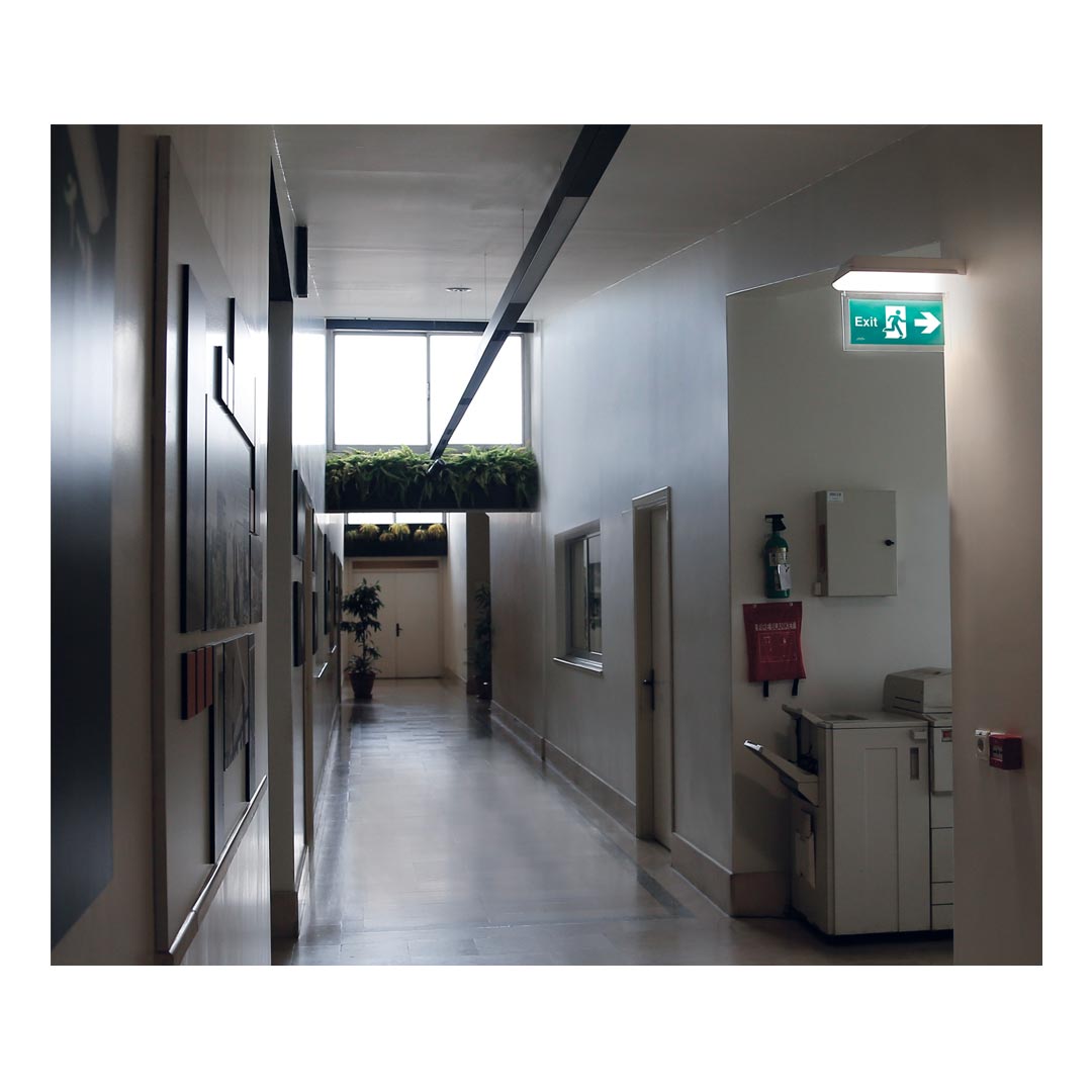 چراغ اضطراری و راهنما مازی نور مدل اميلوكس 7 وات